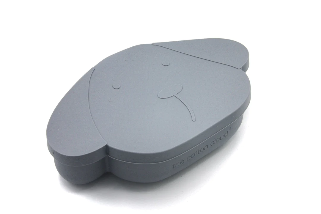 Silikonowy lunchbox dla dzieci The Cotton Cloud – z przegródkami, opaską i pokrywką pełniącą funkcję talerza, wzór/kolor: pies/szary