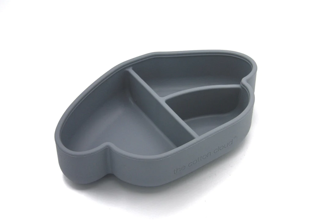 Silikonowy lunchbox dla dzieci The Cotton Cloud – z przegródkami, opaską i pokrywką pełniącą funkcję talerza, wzór/kolor: pies/szary