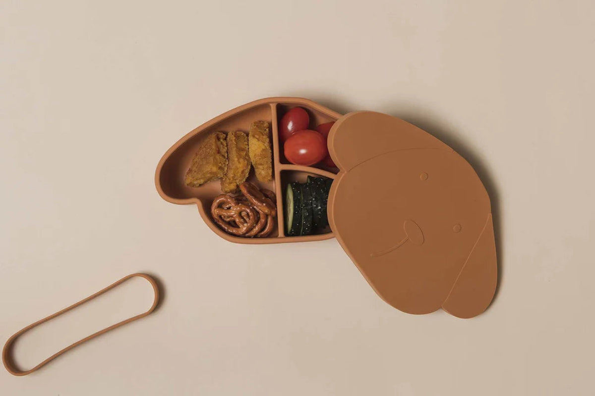 Silikonowy lunchbox dla dzieci The Cotton Cloud – z przegródkami, opaską i pokrywką pełniącą funkcję talerza, wzór/kolor: pies/pomarańczowy