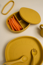 Silikonowy lunchbox dla dzieci The Cotton Cloud – z przegródkami, opaską i pokrywką pełniącą funkcję talerza, wzór/kolor: lew/żółty