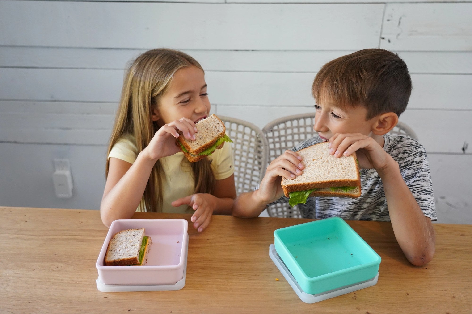 Silikonowy pojemnik na kanapki Melii - łatwe otwieranie, trwały, odporny na zarysowania, bezpieczny dla zdrowia, idealny do pracy i szkoły, kolor: różowy