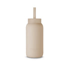 Szczelna nakrętka z beżową słomką Summer Sand Muuki, umożliwia picie bez przechylania butelki 720 ml