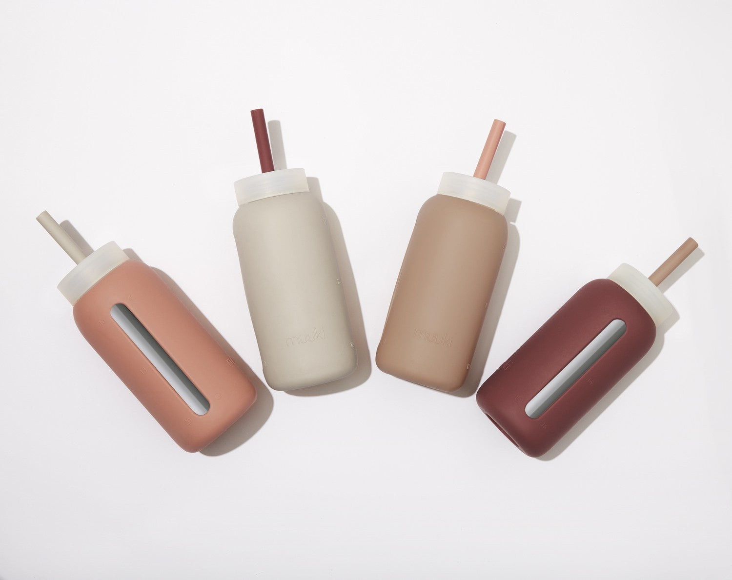 Szklana butelka Muuki Daily 720 ml z silikonową nakrętką i słomką do kompletu