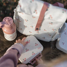 Citron Snack Box Cherry tritanowy pojemnik na przekąski - 3 przegródki, szczelny, łączony silikon, bez BPA, wzór: czereśnie