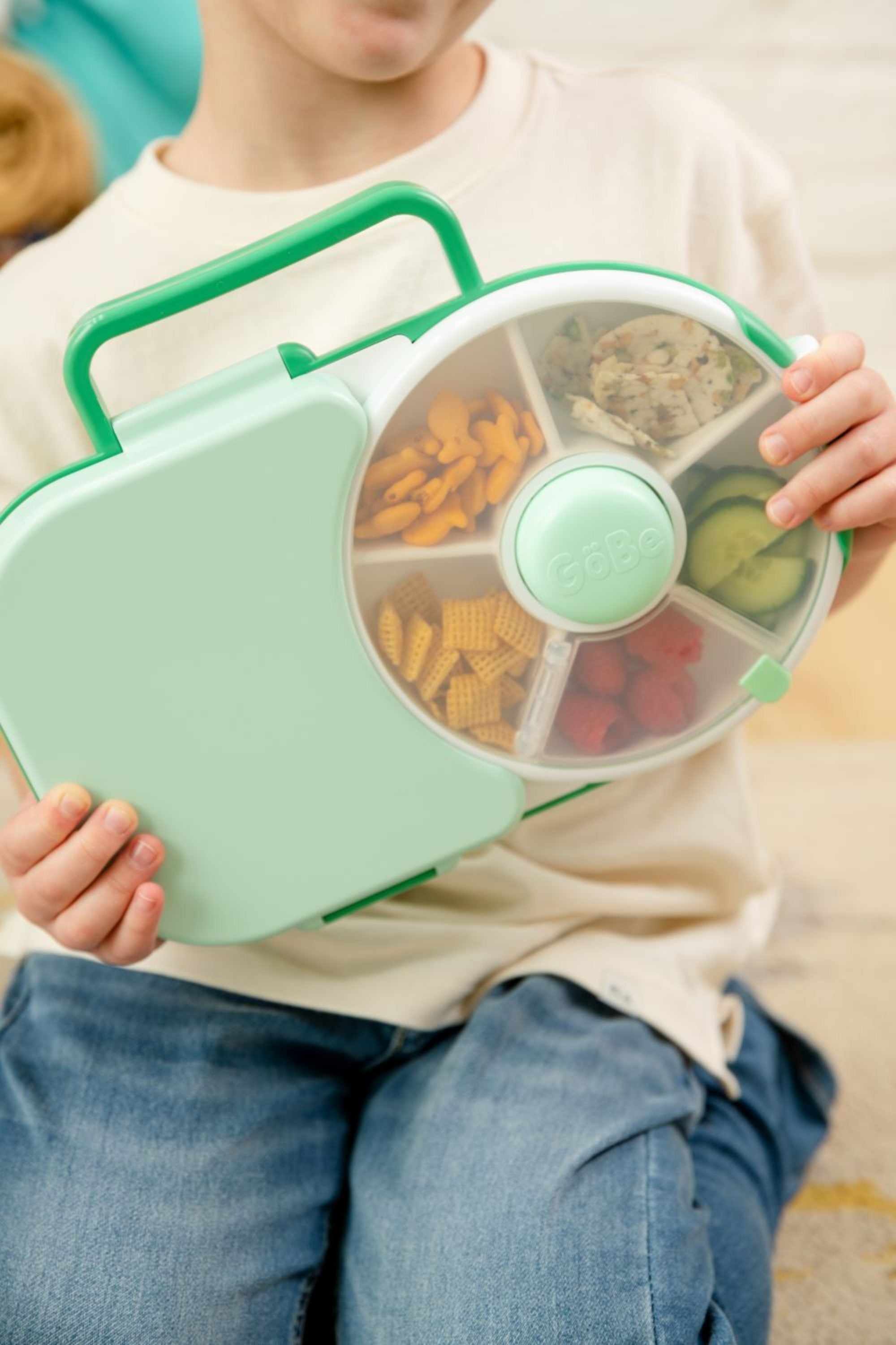 Śniadaniówka GoBe 2w1 – lunchbox i pojemnik na przekąski dla dzieci, interaktywny, do szkoły i przedszkola, kolor: sage green