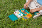 Monbento Tresor Dino – lunchbox dla dzieci z 3 pojemnikami. Lekki, szczelny i łatwy w otwieraniu. Idealny do szkoły, na wycieczkę i piknik, wzór: dinozaury