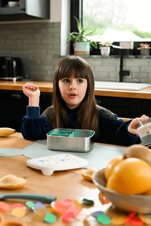 Śniadaniówka The Cotton Cloud Dancing Hearts – 1000 ml, miękka pokrywka, wyjmowana przegródka, uroczy design, idealny do szkoły / przedszkola, wzór: serduszka