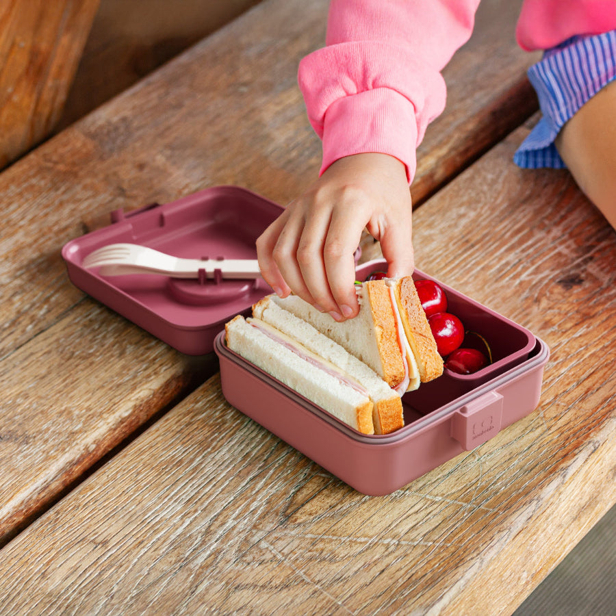 Lunchbox Monbento Snacky Blush – lekki, szczelny i bez BPA, z uchwytem, małym pojemniczkiem i sztućcami, kolor: różowy
