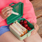 Monbento Snacky Forest – poręczny mini lunchbox dopasowany do małych dłoni