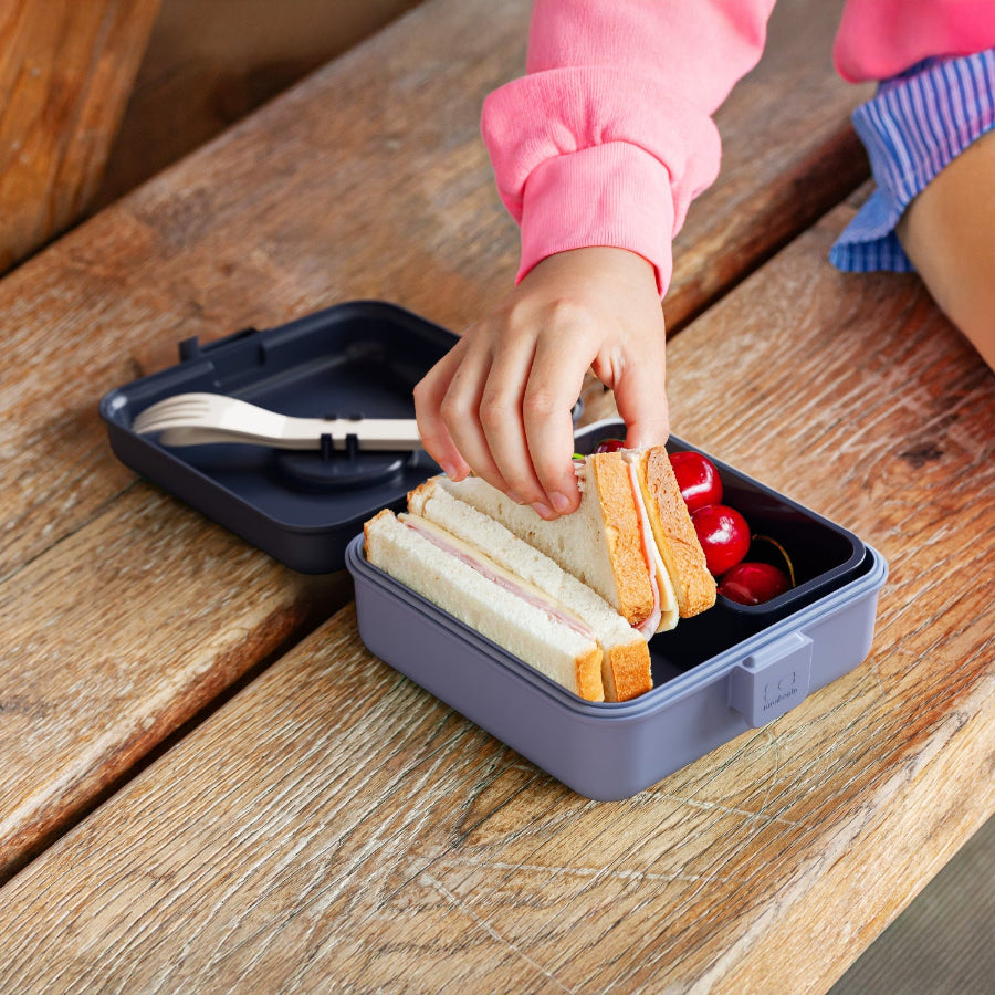 Lunchbox Monbento Snacky Infinity – lekki, szczelny i bez BPA, z uchwytem, małym pojemniczkiem i sztućcami, kolor: niebieski