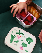 Śniadaniówka The Cotton Cloud Veggie Pals – 1000 ml, miękka pokrywka, wyjmowana przegródka, uroczy design, idealny do szkoły / przedszkola, wzór: warzywa