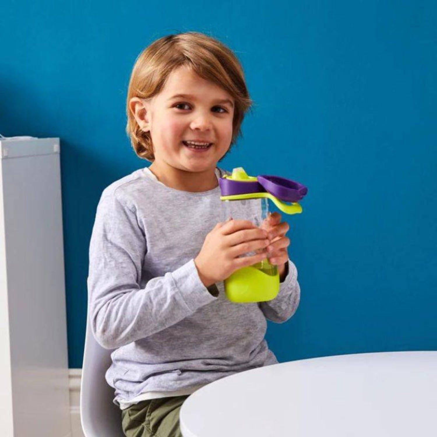 Sportowa butelka tritanowa B.box Lilac Pop 600 ml – z ergonomicznym kształtem i szerokim wlewem.