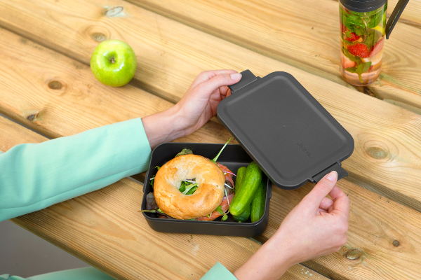 Lunchbox Brabantia Make&Take Dark Grey  – 1,1 l, szczelny, trwały, nadaje się do mikrofalówki, zmywarki i zamrażarki, ekologiczny, kolor: szary