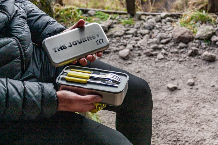 Monbento Slim Box Yellow – stalowe, kompaktowe sztućce w etui, idealne do lunchboxa i podróży, kolor: żółty