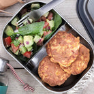 Lunchbox Black+Blum Steel L morski – szczelny pojemnik z separatorem, widelcem i silikonową opaską. Elegancki, praktyczny i trwały