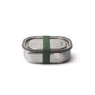 Lunchbox Black+Blum Steel S oliwkowy – szczelny pojemnik z separatorem, widelcem i silikonową opaską. Elegancki, praktyczny i trwały