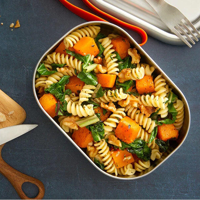 Lunchbox Black+Blum Steel S oliwkowy – szczelny pojemnik z separatorem, widelcem i silikonową opaską. Elegancki, praktyczny i trwały