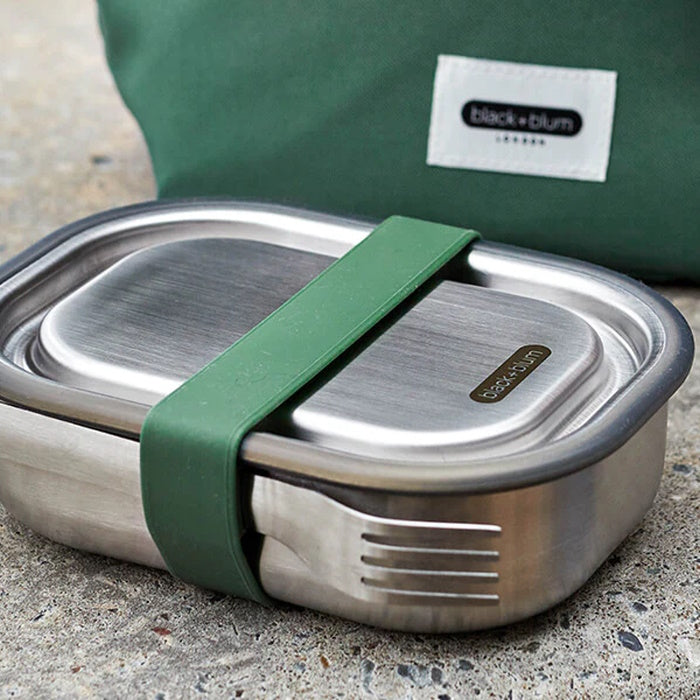 Lunchbox Black+Blum Steel S oliwkowy – szczelny pojemnik z separatorem, widelcem i silikonową opaską. Elegancki, praktyczny i trwały