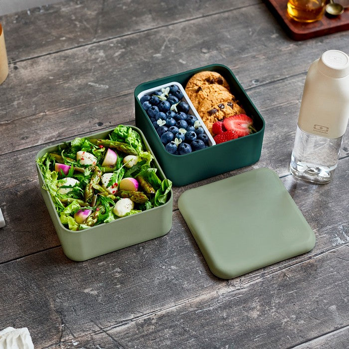 Monbento Square Natural Green – francuski lunchbox 1,7 l z dwoma pojemnikami i separatorem. Szczelny, trwały i bez BPA. Idealny do pracy, szkoły i podróży, kolor: zielony