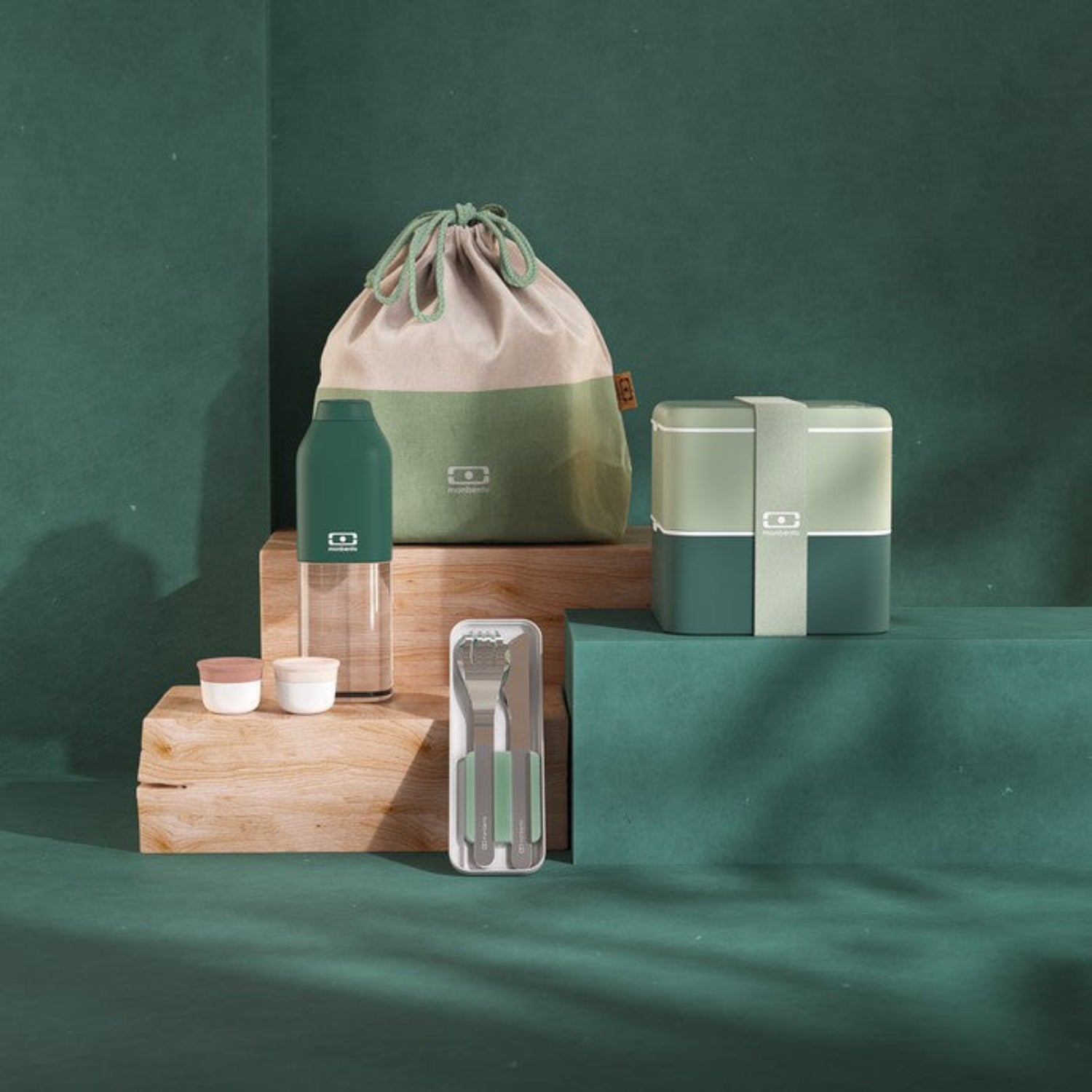 Monbento Square Natural Green – francuski lunchbox 1,7 l z dwoma pojemnikami i separatorem. Szczelny, trwały i bez BPA. Idealny do pracy, szkoły i podróży, kolor: zielony