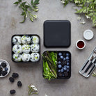 Kwadratowy czarny lunchbox wielorazowy Monbento Square z elastyczną opaską