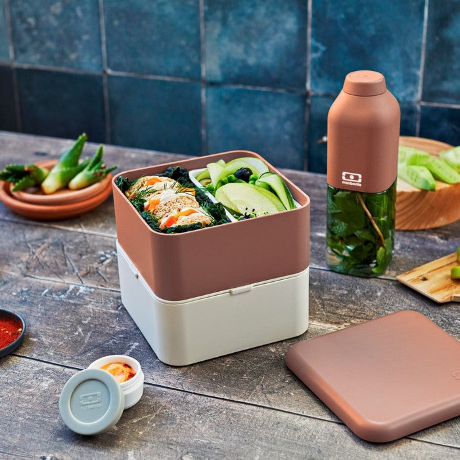 Monbento Square Pink Moka – francuski lunchbox 1,7 l z dwoma pojemnikami i separatorem. Szczelny, trwały i bez BPA. Idealny do pracy, szkoły i podróży, kolor: różowy