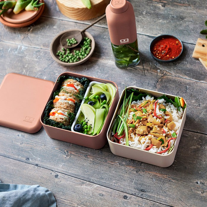 Monbento Square Pink Moka – francuski lunchbox 1,7 l z dwoma pojemnikami i separatorem. Szczelny, trwały i bez BPA. Idealny do pracy, szkoły i podróży, kolor: różowy