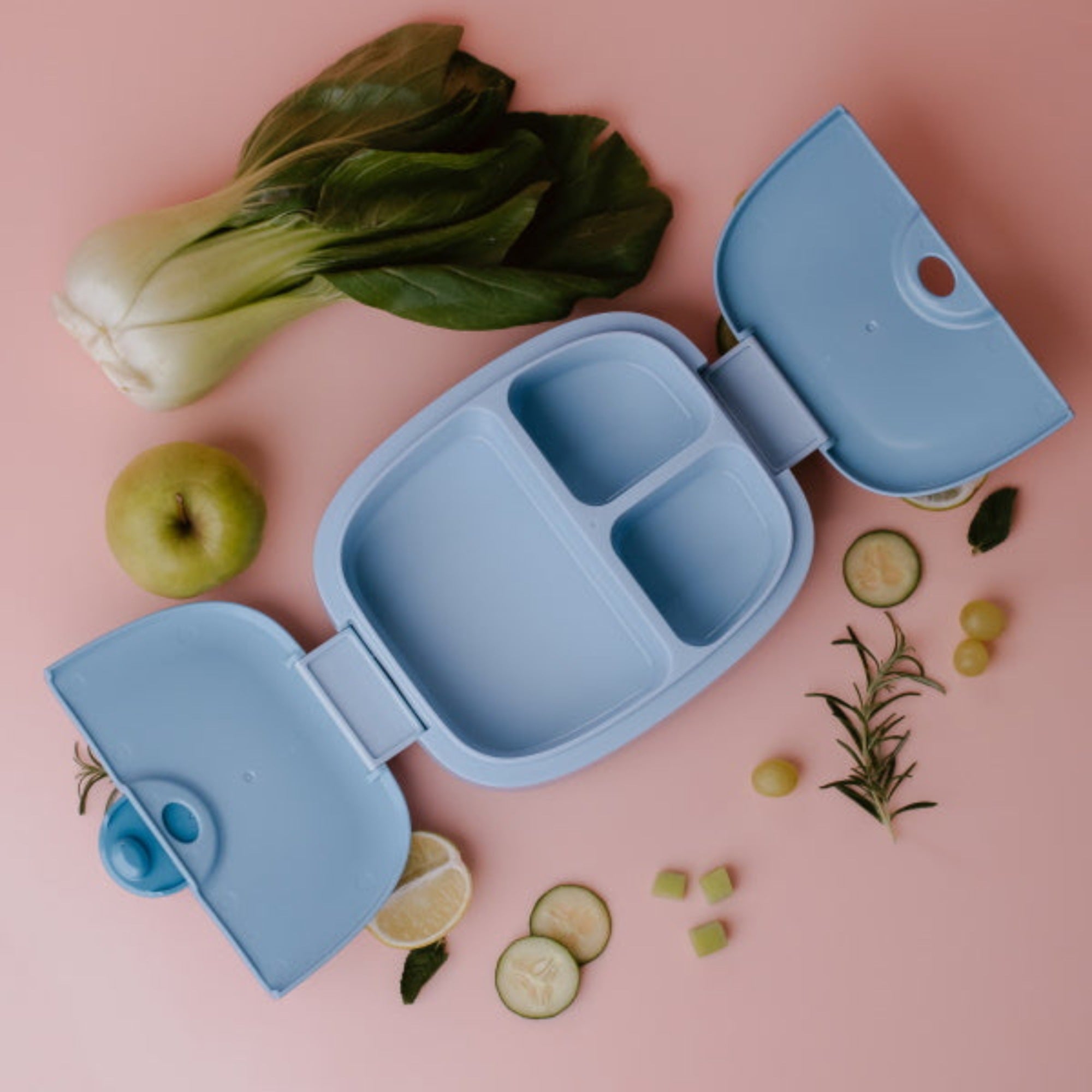 Niebieski lunchbox Nuumi dla dzieci – trzykomorowy, szczelny pojemnik na śniadanie i przekąski.