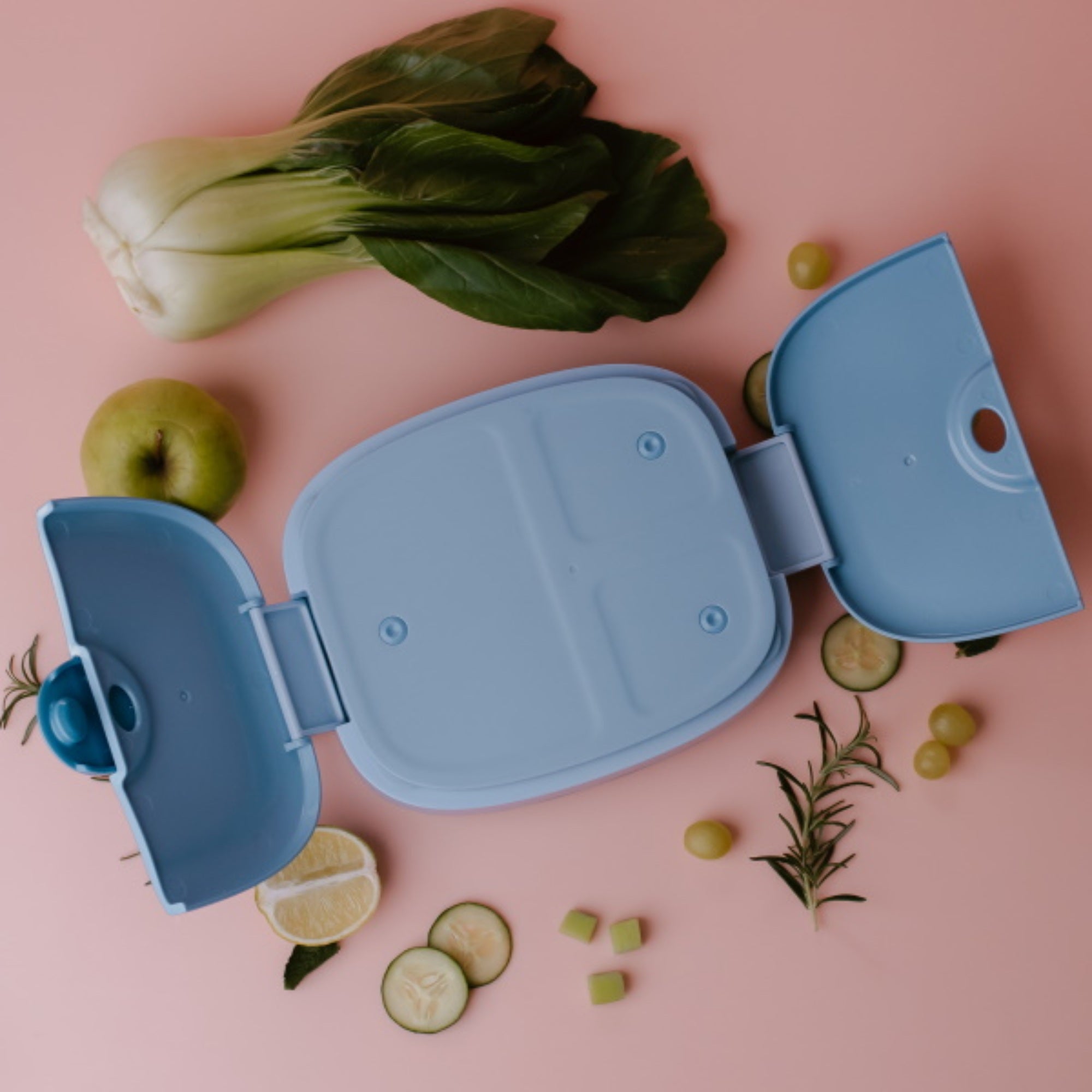 Niebieski lunchbox Nuumi dla dzieci – trzykomorowy, szczelny pojemnik na śniadanie i przekąski.