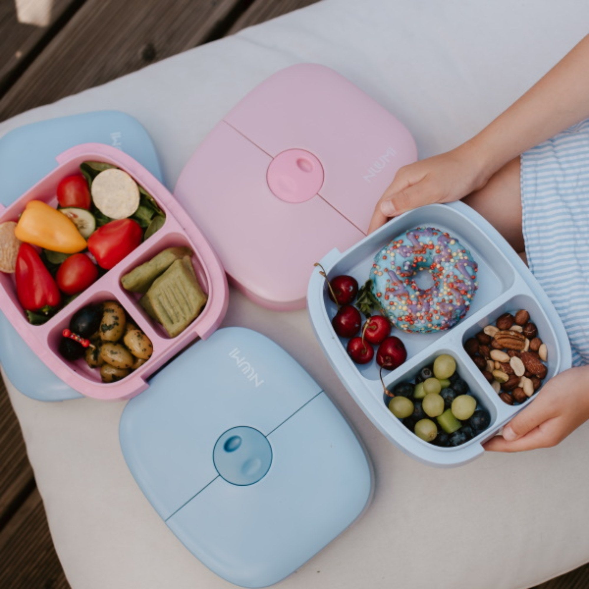 Niebieski lunchbox Nuumi dla dzieci – trzykomorowy, szczelny pojemnik na śniadanie i przekąski.