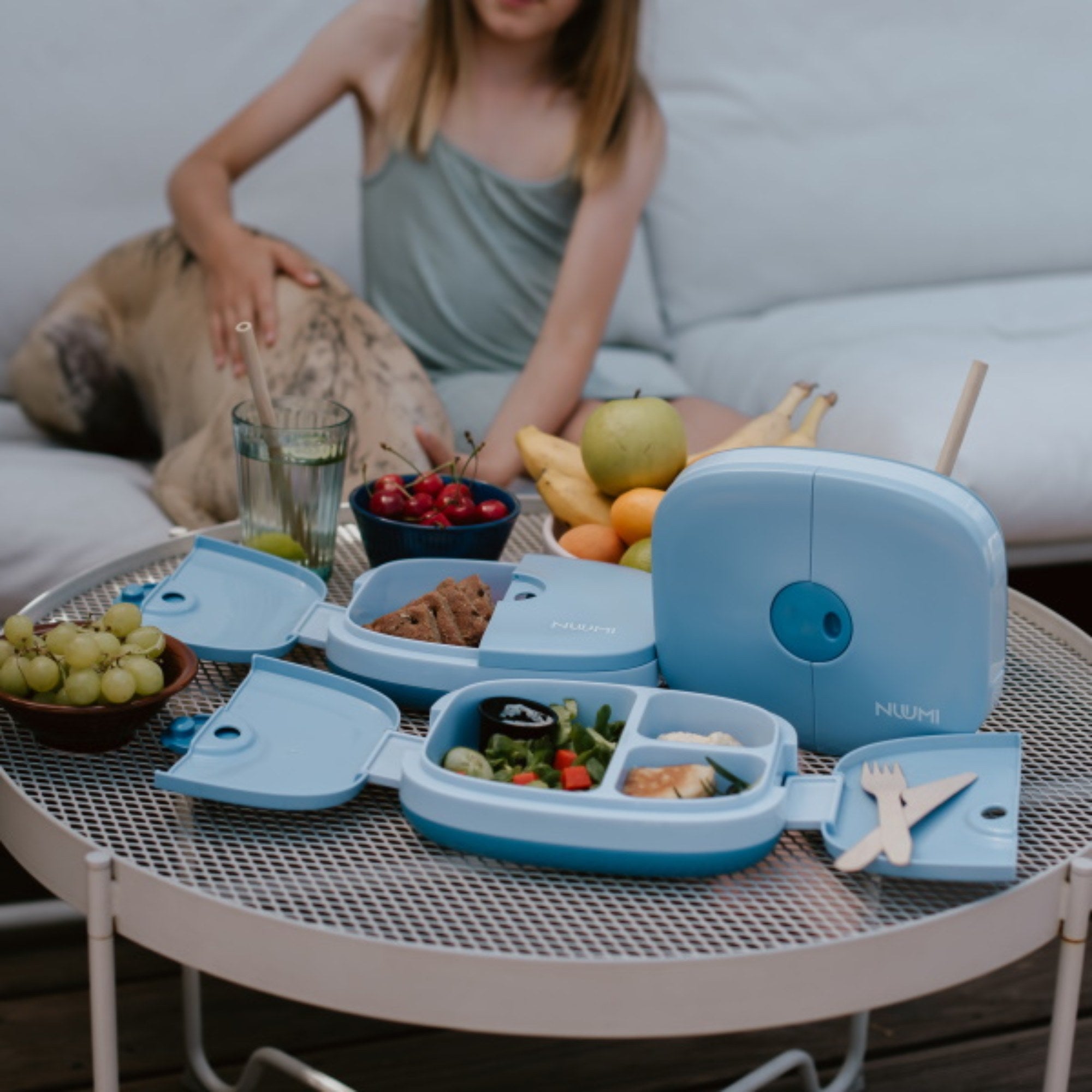 Niebieski lunchbox Nuumi dla dzieci – trzykomorowy, szczelny pojemnik na śniadanie i przekąski.
