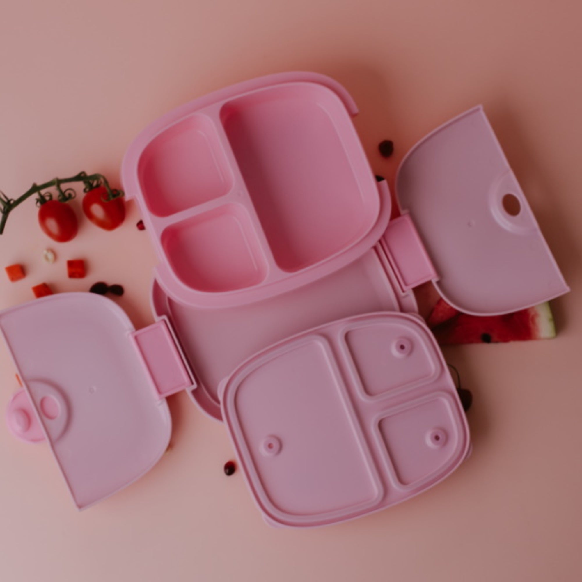 Różowy lunchbox Nuumi dla dzieci – trzykomorowy, szczelny pojemnik na śniadanie i przekąski.
