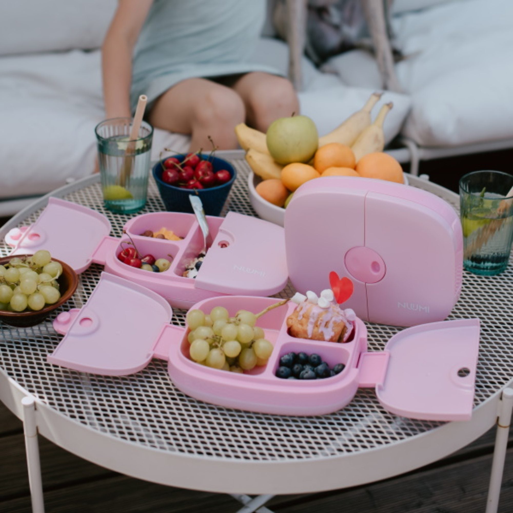 Różowy lunchbox Nuumi dla dzieci – trzykomorowy, szczelny pojemnik na śniadanie i przekąski.
