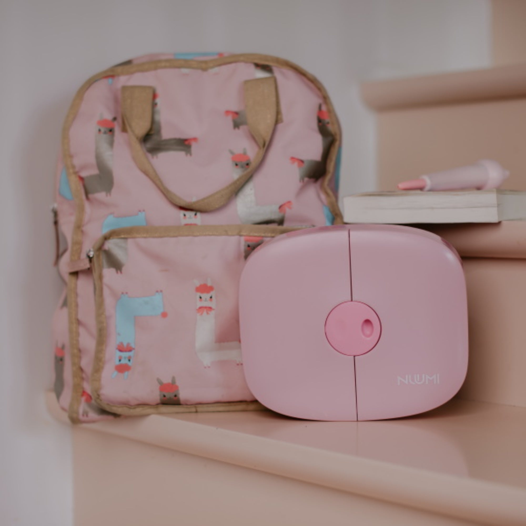 Różowy lunchbox Nuumi dla dzieci – trzykomorowy, szczelny pojemnik na śniadanie i przekąski.