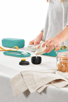 Lekue To Go – szczelny pojemnik na sos 50 ml z dziobkiem do nalewania. Idealny do pracy, szkoły i podróży. Bez BPA, do mikrofalówki i zmywarki