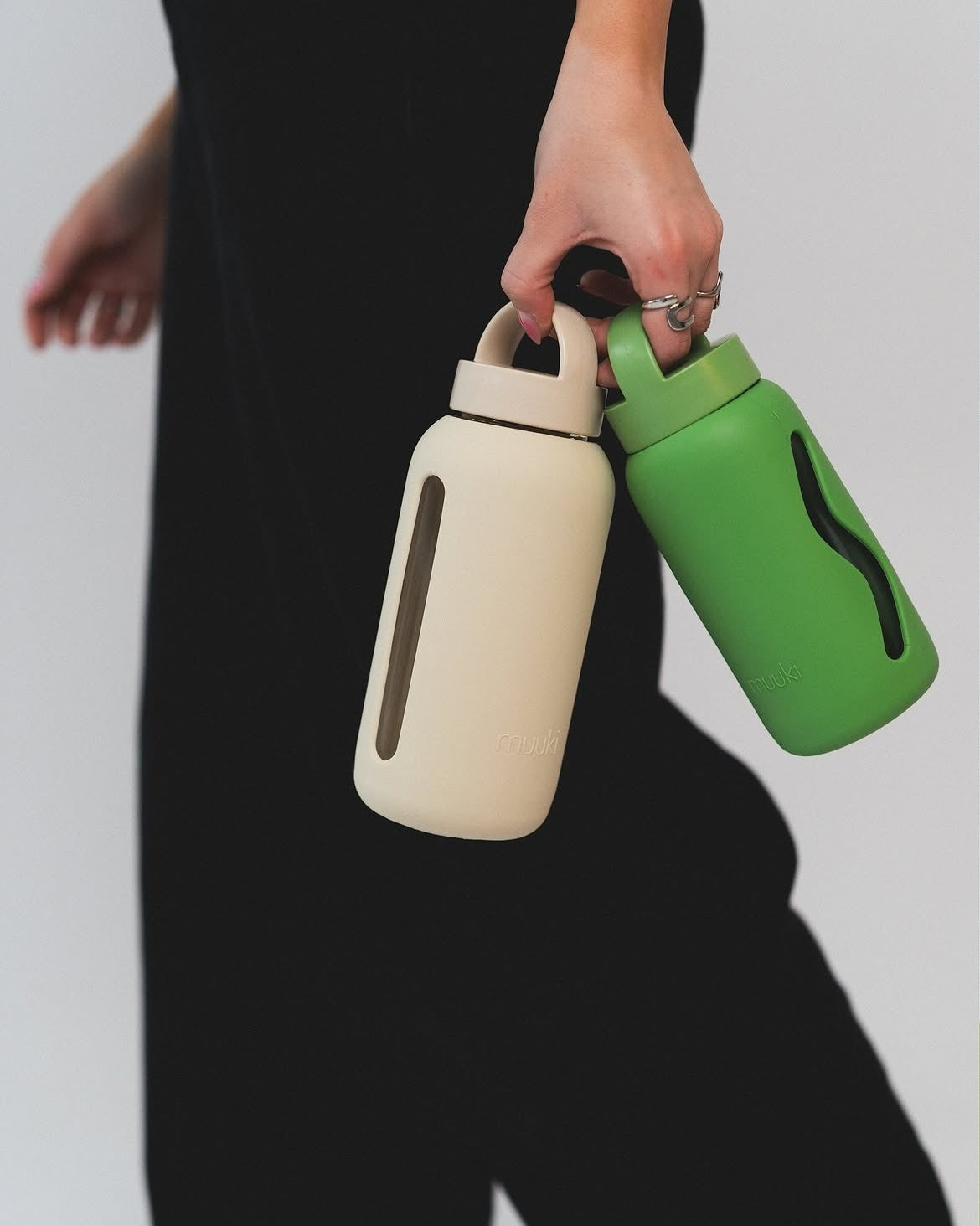 Muuki Mini Bottle Pure Matcha – szklana butelka w silikonowym etui