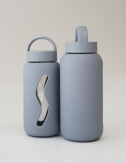 Niebieska butelka Muuki 500 ml z wytrzymałego szkła odpornego na uderzenia i wysokie temperatury