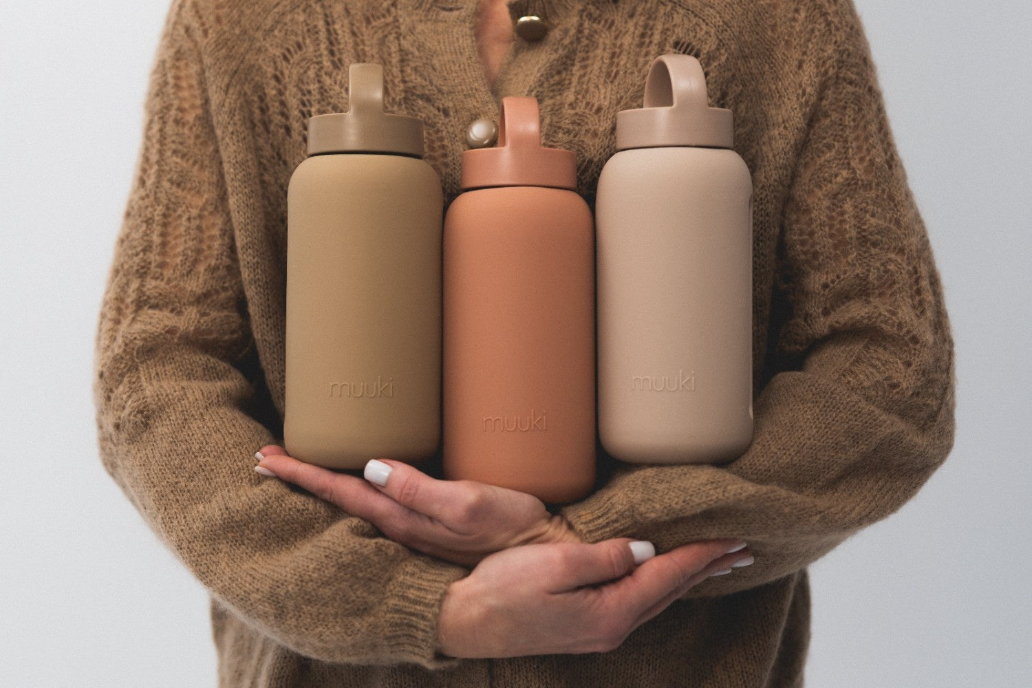 Muuki 720 ml Canyon Clay – szklana butelka z uchwytem i silikonowym rękawem