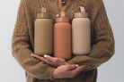 Muuki 720 ml Canyon Clay – szklana butelka z uchwytem i silikonowym rękawem