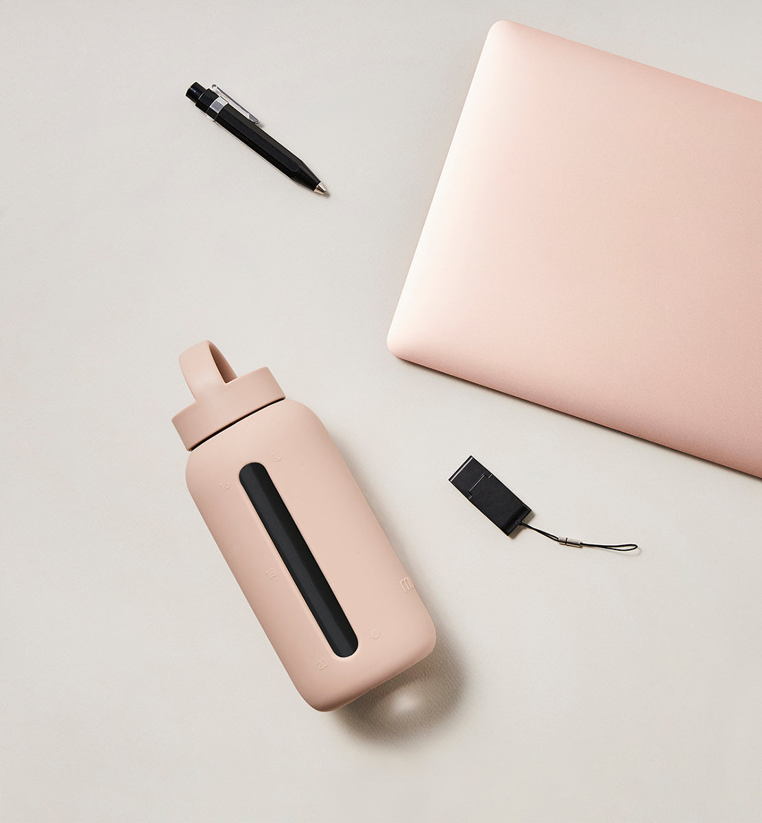 Muuki Daily Bottle zgaszony róż 720 ml – butelka z podziałką godzinową do monitorowania spożycia wody