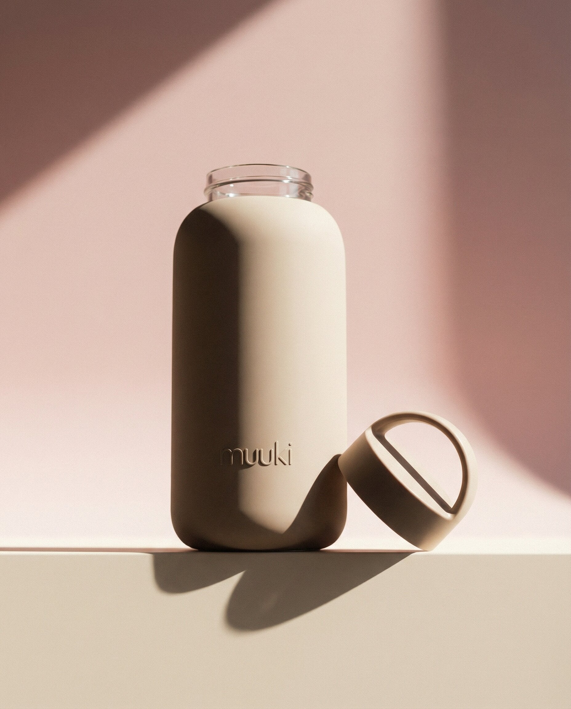 Szklany bidon Muuki Desert Rose z silikonową osłoną w kolorze brudnego różu