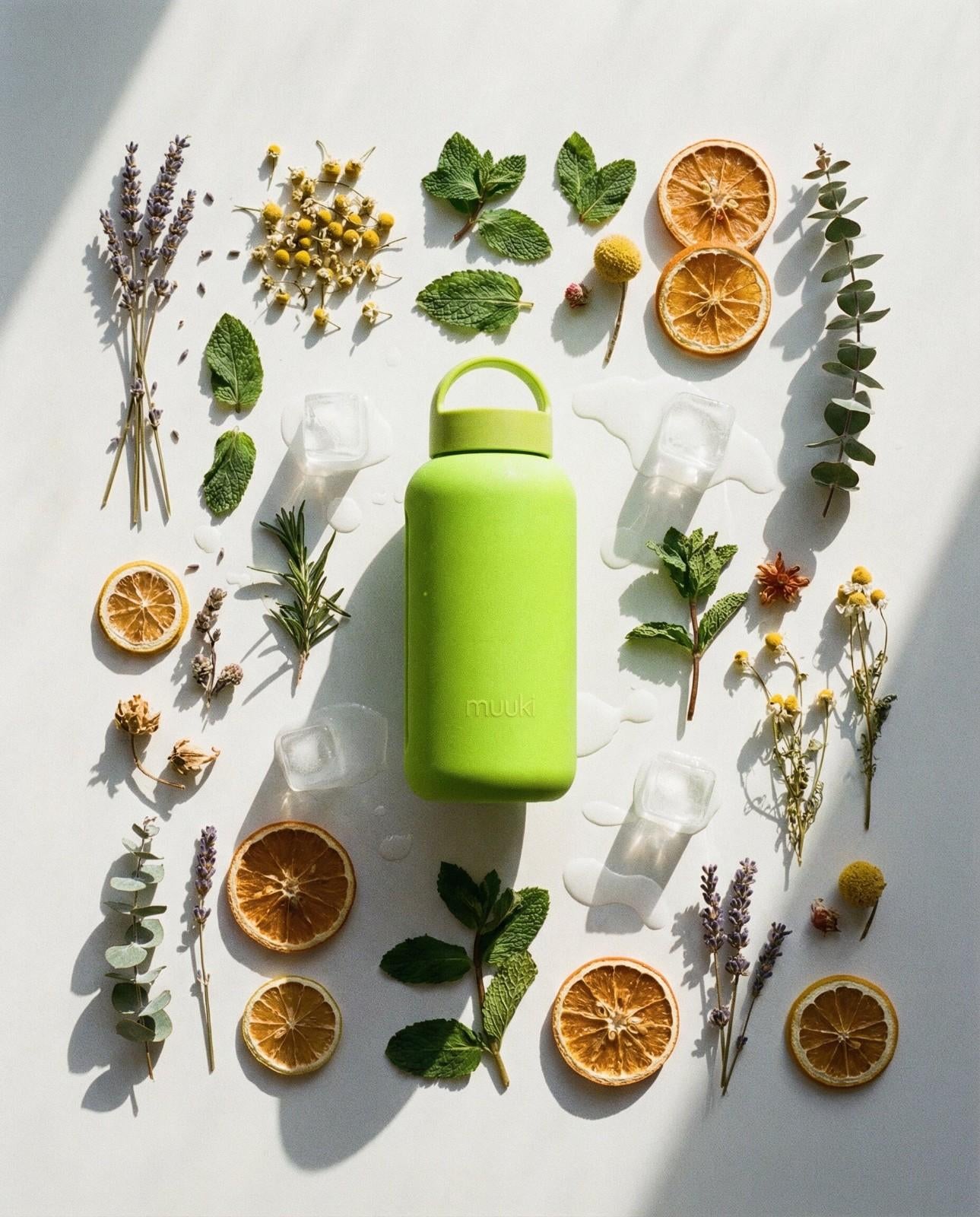 Lekka butelka szklana Muuki 720 ml z antypoślizgową powłoką w kolorze jaskrawozielonym