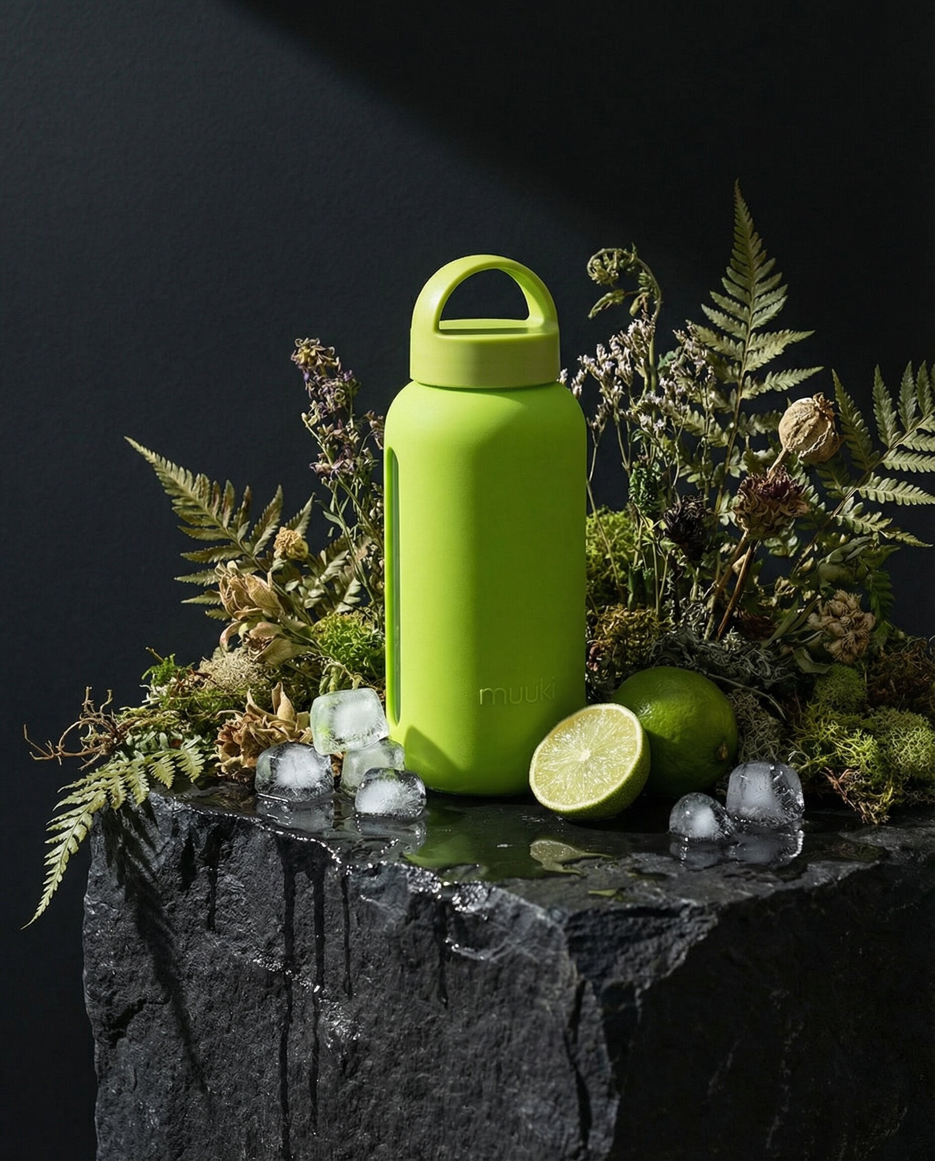 Neonowa butelka Muuki 720 ml – oznaczenia czasowe i silikonowe etui