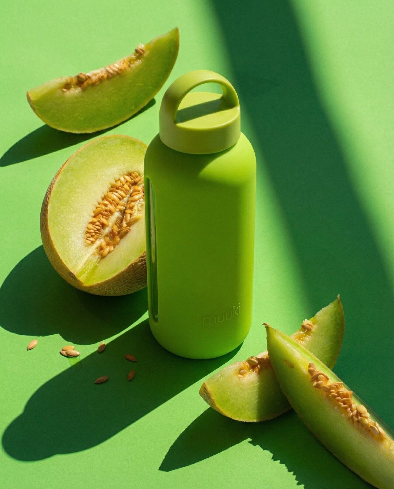 Szklana butelka motywacyjna Muuki 0,72 l w intensywnym limonkowym odcieniu