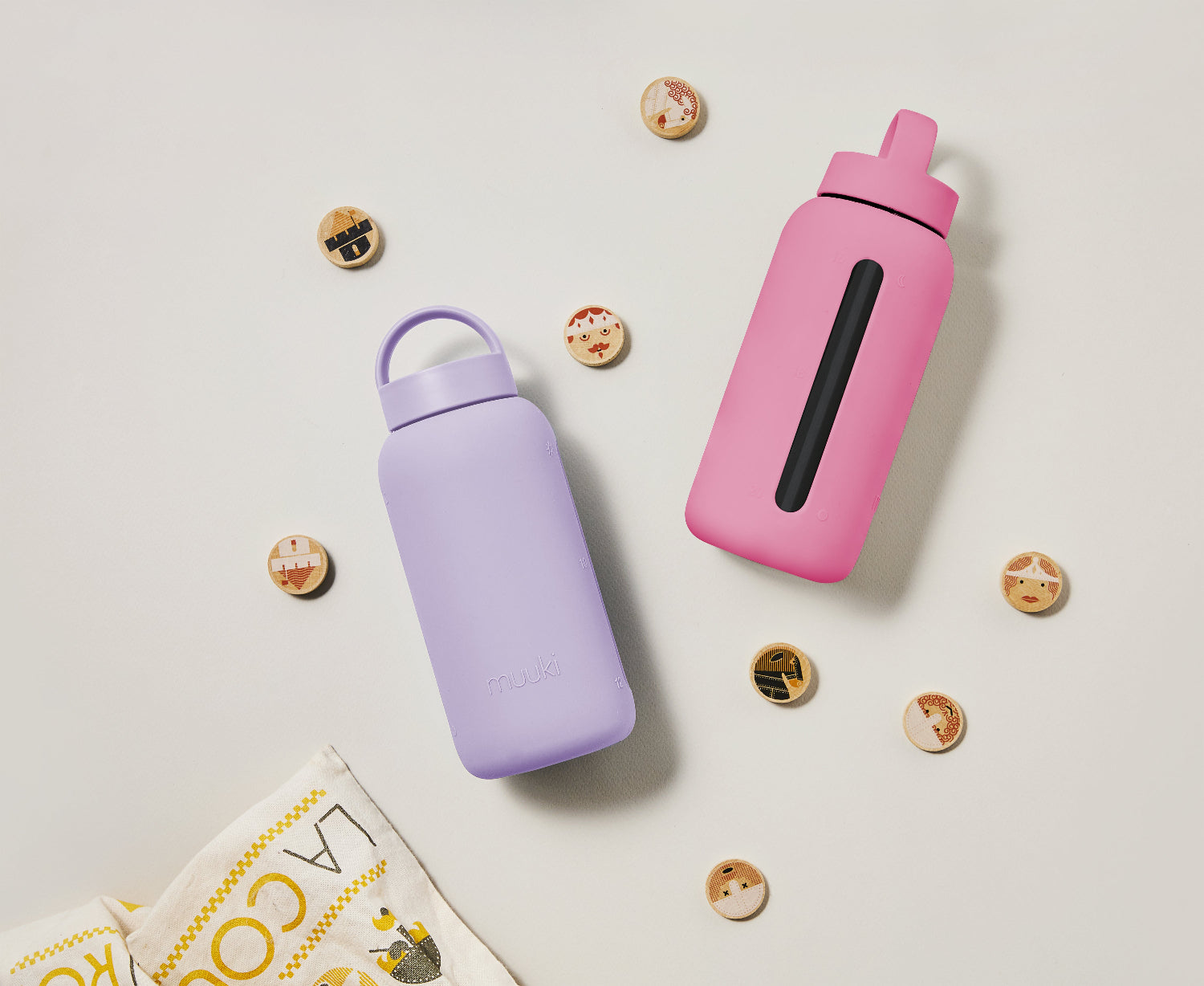 Pastelowo-fioletowa butelka na wodę Muuki Pastel Lilac z matowym etui silikonowym