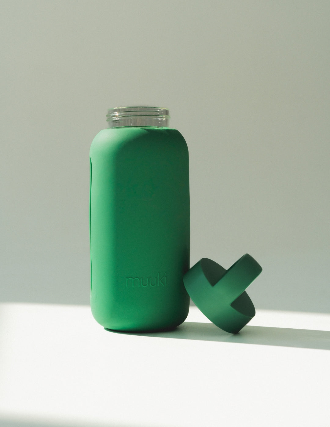 Lekka butelka szklana Muuki 720 ml z antypoślizgową zieloną powłoką