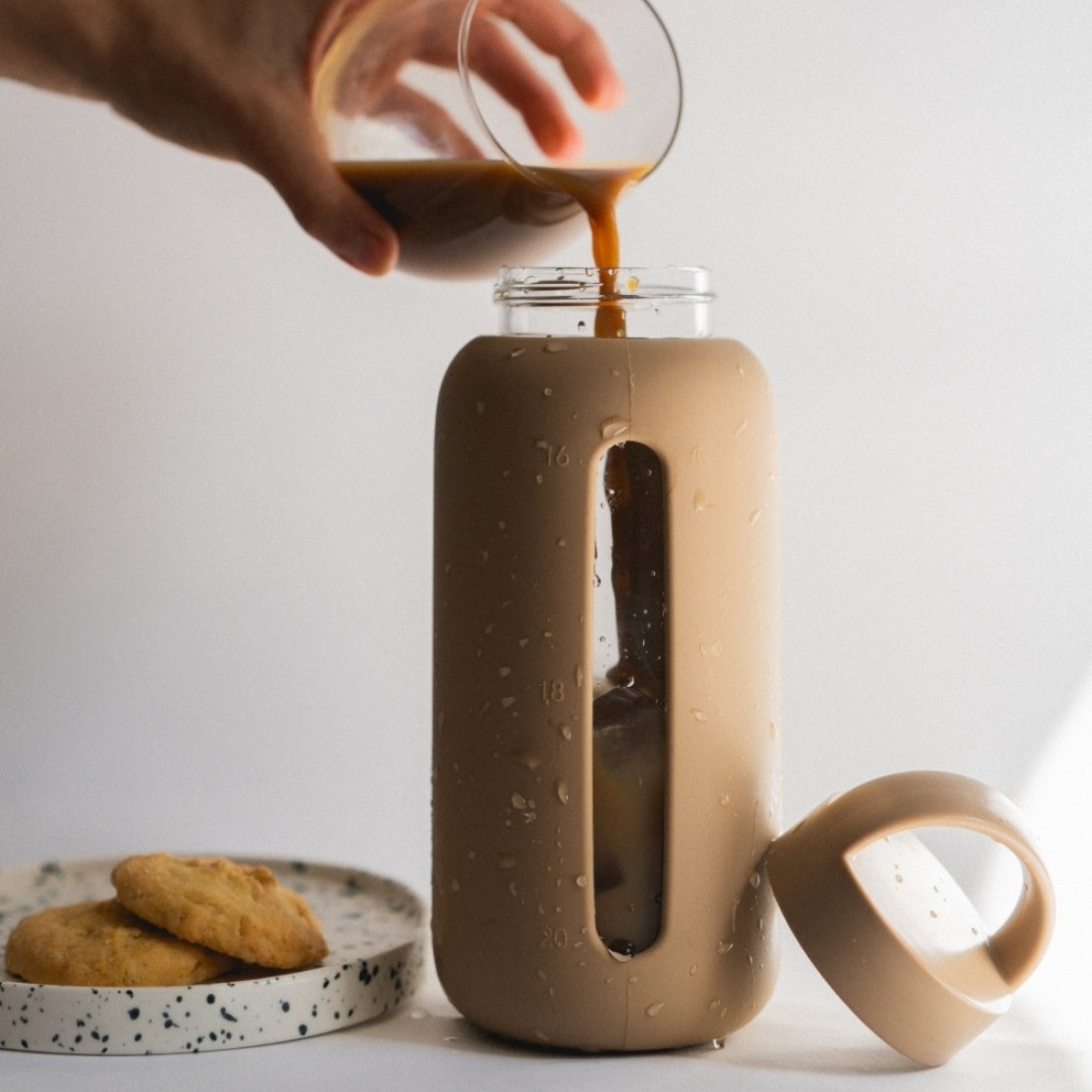 Minimalistyczna szklana butelka Muuki 720 ml w kawowym kolorze