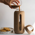 Minimalistyczna szklana butelka Muuki 720 ml w kawowym kolorze