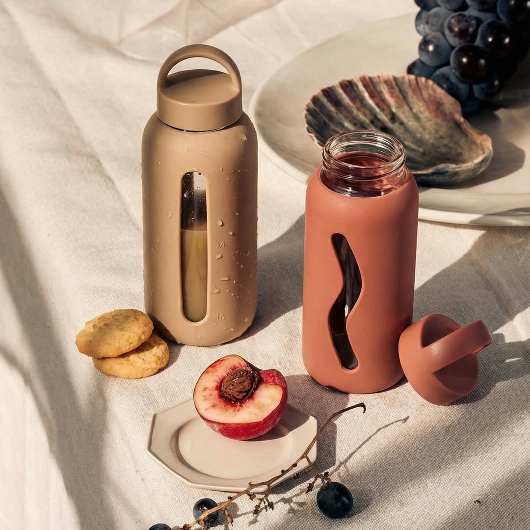 Butelka motywacyjna Muuki Daily Bottle Milk Coffee z godzinową miarką ze szkła borokrzemowego