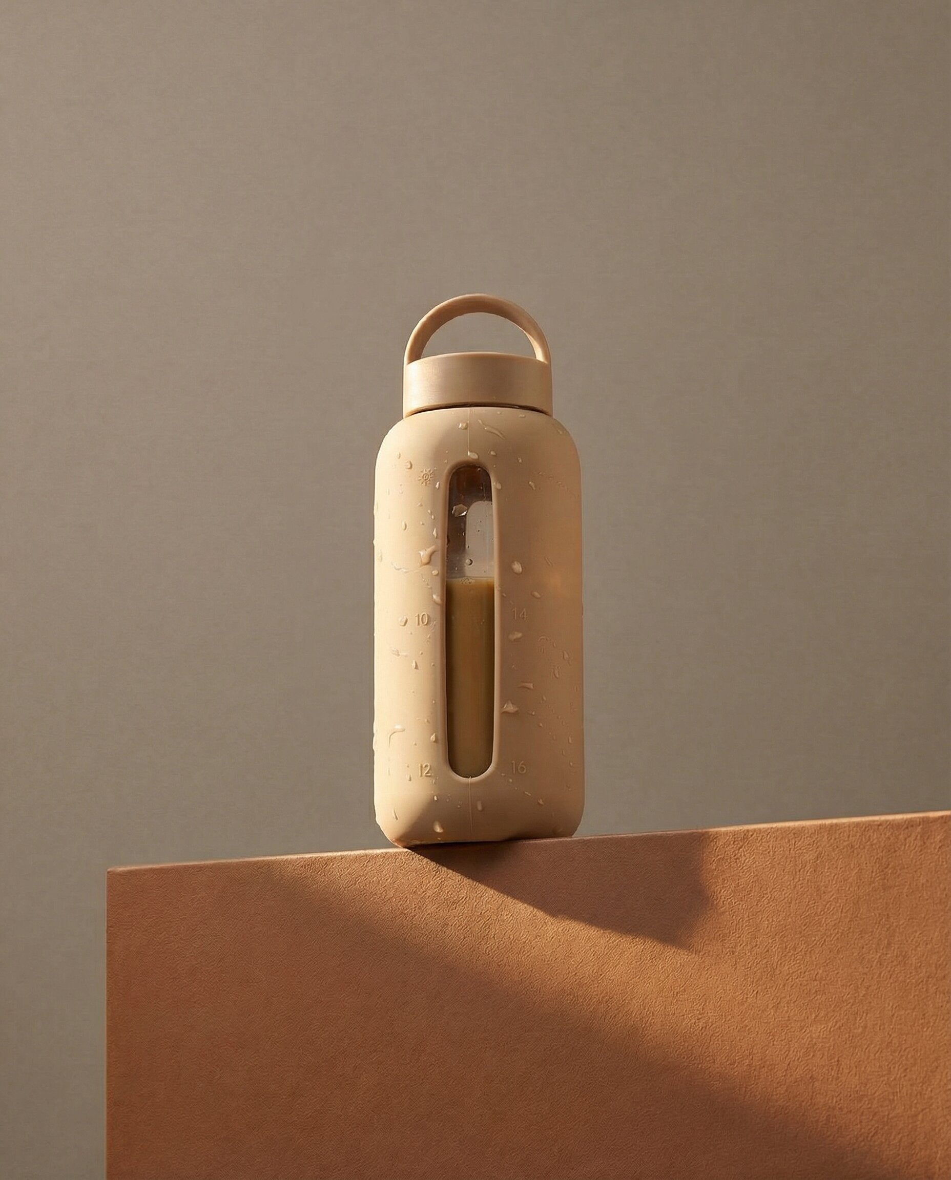 Lekka butelka szklana Muuki 720 ml z antypoślizgową powłoką w kolorze nude